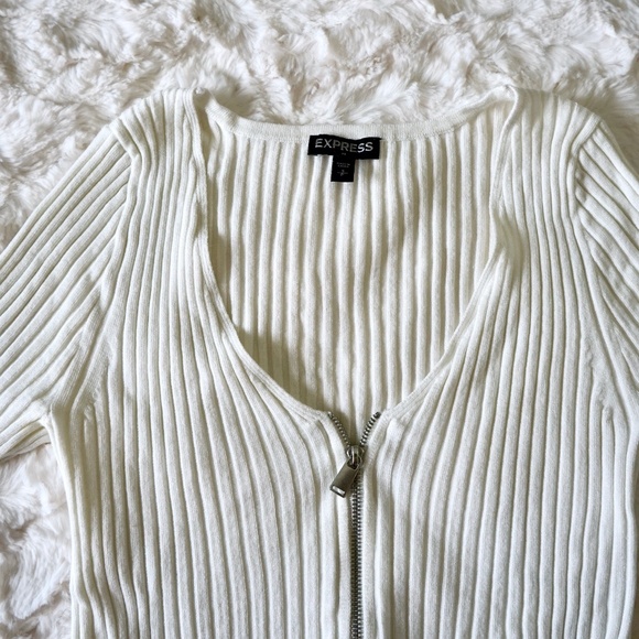 EXPRESS - V-neck zip up top ribbed half sleeve -  off white  - Size Small - Picture 2 of 9